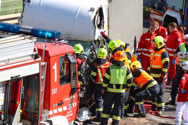 	Schwerst eingeklemmt: LKW-Lenker bei Auffahrunfall auf Welser Autobahn in Marchtrenk schwer verletzt