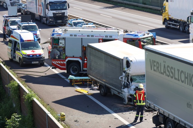 	Schwerst eingeklemmt: LKW-Lenker bei Auffahrunfall auf Welser Autobahn in Marchtrenk schwer verletzt