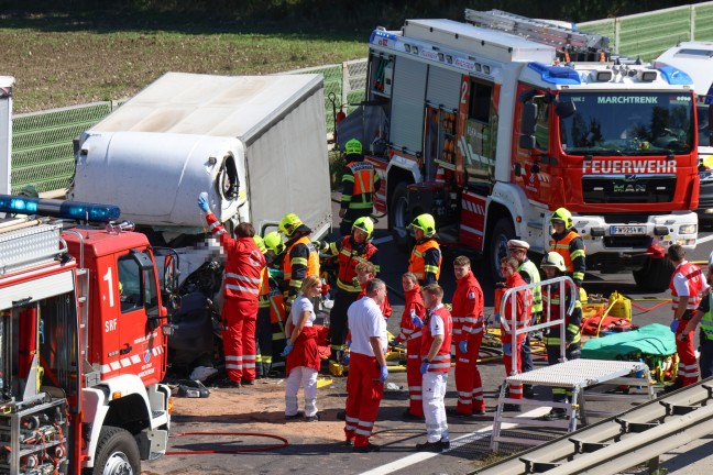 	Schwerst eingeklemmt: LKW-Lenker bei Auffahrunfall auf Welser Autobahn in Marchtrenk schwer verletzt