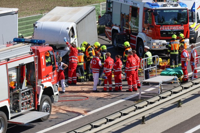 	Schwerst eingeklemmt: LKW-Lenker bei Auffahrunfall auf Welser Autobahn in Marchtrenk schwer verletzt