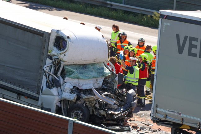 	Schwerst eingeklemmt: LKW-Lenker bei Auffahrunfall auf Welser Autobahn in Marchtrenk schwer verletzt