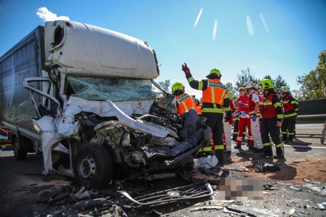 	Schwerst eingeklemmt: LKW-Lenker bei Auffahrunfall auf Welser Autobahn in Marchtrenk schwer verletzt