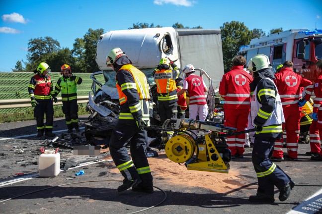 	Schwerst eingeklemmt: LKW-Lenker bei Auffahrunfall auf Welser Autobahn in Marchtrenk schwer verletzt