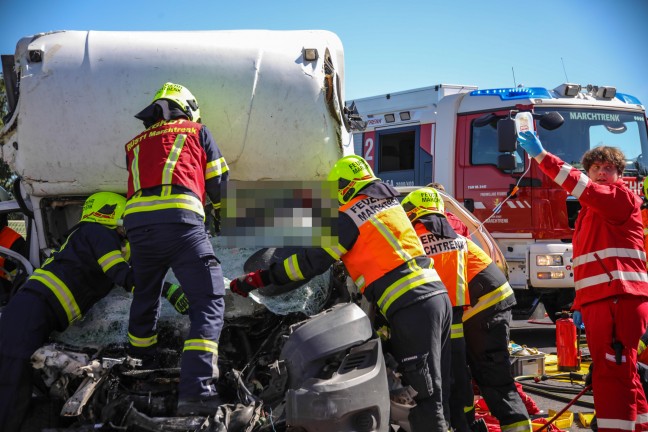 	Schwerst eingeklemmt: LKW-Lenker bei Auffahrunfall auf Welser Autobahn in Marchtrenk schwer verletzt