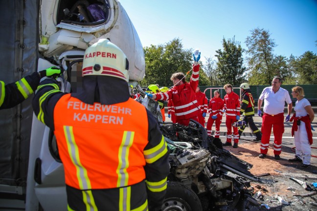 	Schwerst eingeklemmt: LKW-Lenker bei Auffahrunfall auf Welser Autobahn in Marchtrenk schwer verletzt