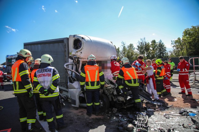 	Schwerst eingeklemmt: LKW-Lenker bei Auffahrunfall auf Welser Autobahn in Marchtrenk schwer verletzt