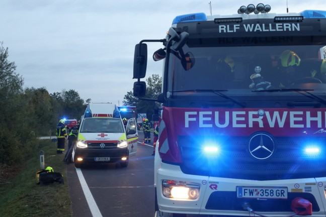 	Sekundenschlaf: Auto landet bei Verkehrsunfall in Wallern an der Trattnach mitten im Gebüsch