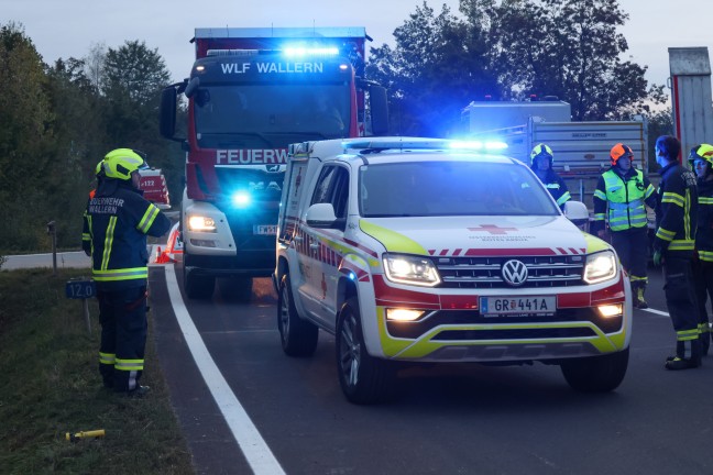 	Sekundenschlaf: Auto landet bei Verkehrsunfall in Wallern an der Trattnach mitten im Gebüsch