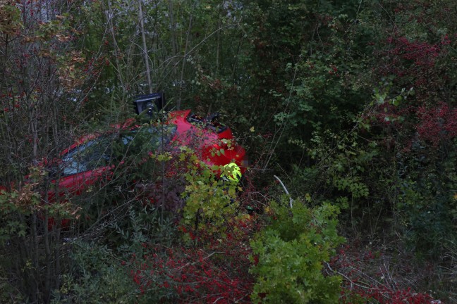 	Sekundenschlaf: Auto landet bei Verkehrsunfall in Wallern an der Trattnach mitten im Gebüsch