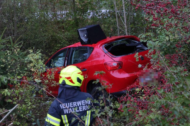 	Sekundenschlaf: Auto landet bei Verkehrsunfall in Wallern an der Trattnach mitten im Gebüsch