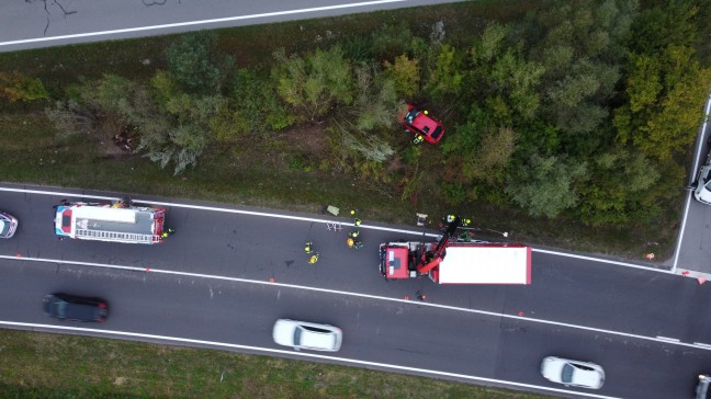 	Sekundenschlaf: Auto landet bei Verkehrsunfall in Wallern an der Trattnach mitten im Gebüsch