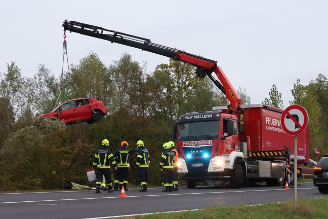 	Sekundenschlaf: Auto landet bei Verkehrsunfall in Wallern an der Trattnach mitten im Gebüsch