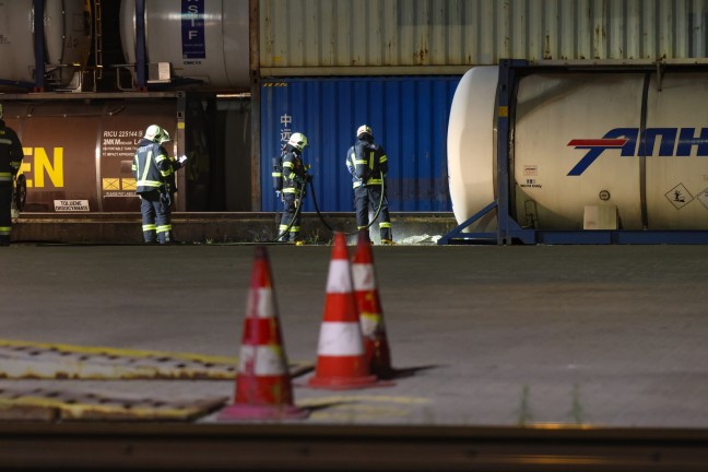 	Schadstoffaustritt: Beschädigter Tankcontainer im Bereich des ÖBB-Terminals in Wels-Puchberg