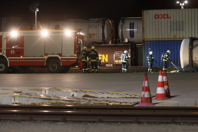 	Schadstoffaustritt: Beschädigter Tankcontainer im Bereich des ÖBB-Terminals in Wels-Puchberg