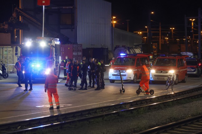 	Schadstoffaustritt: Beschädigter Tankcontainer im Bereich des ÖBB-Terminals in Wels-Puchberg