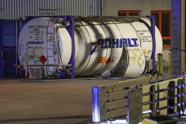 	Schadstoffaustritt: Beschädigter Tankcontainer im Bereich des ÖBB-Terminals in Wels-Puchberg