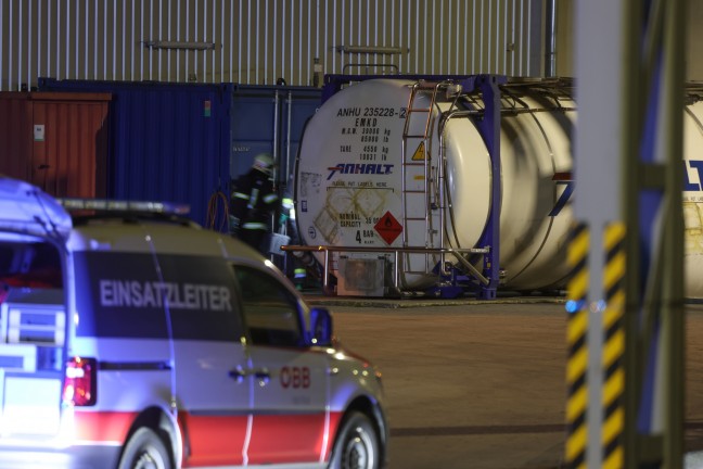 	Schadstoffaustritt: Beschädigter Tankcontainer im Bereich des ÖBB-Terminals in Wels-Puchberg