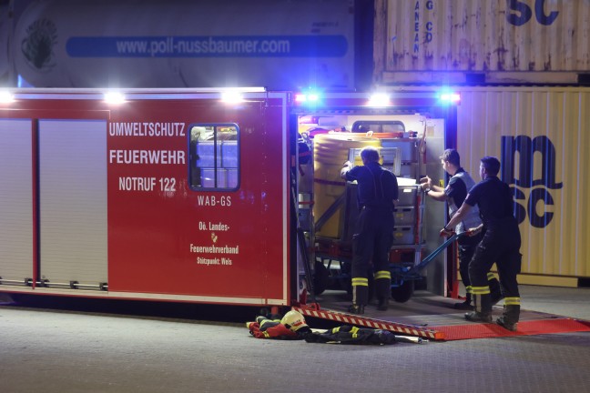 	Schadstoffaustritt: Beschädigter Tankcontainer im Bereich des ÖBB-Terminals in Wels-Puchberg