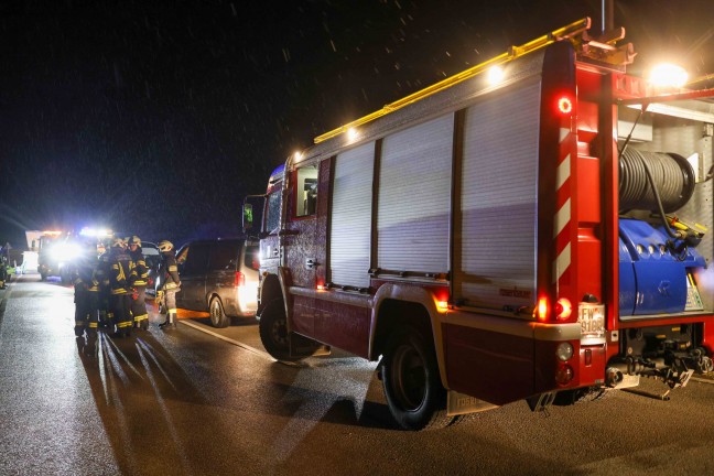 	Ein Toter und vier teils Schwerverletzte bei Unfall auf Mauerkirchener Straße in Helpfau-Uttendorf