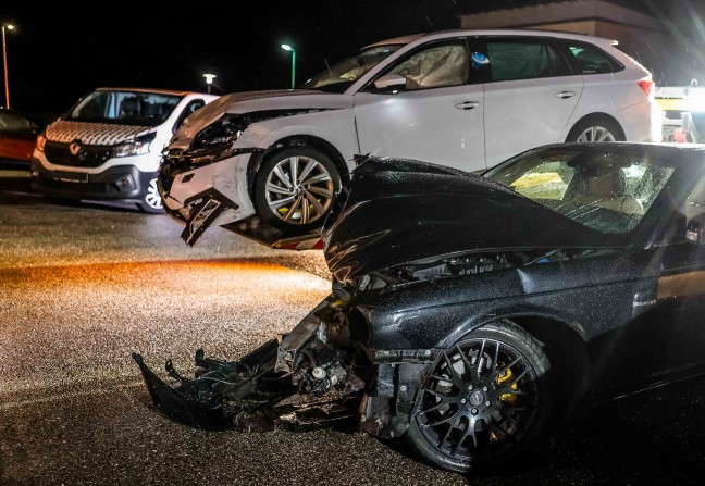 	Ein Toter und vier teils Schwerverletzte bei Unfall auf Mauerkirchener Straße in Helpfau-Uttendorf