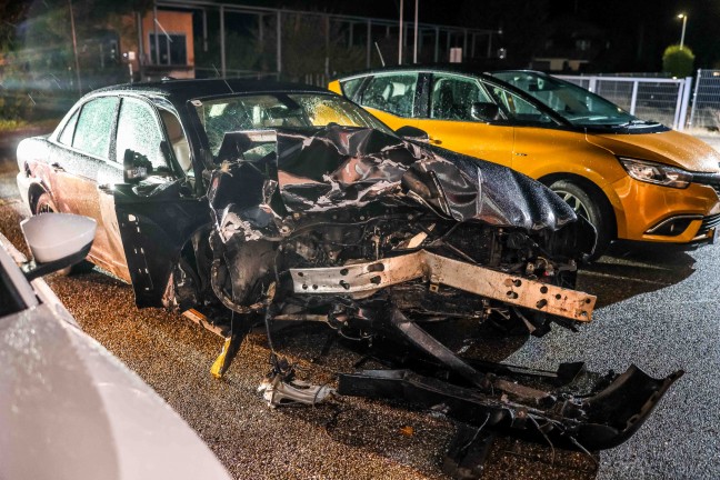 	Ein Toter und vier teils Schwerverletzte bei Unfall auf Mauerkirchener Straße in Helpfau-Uttendorf