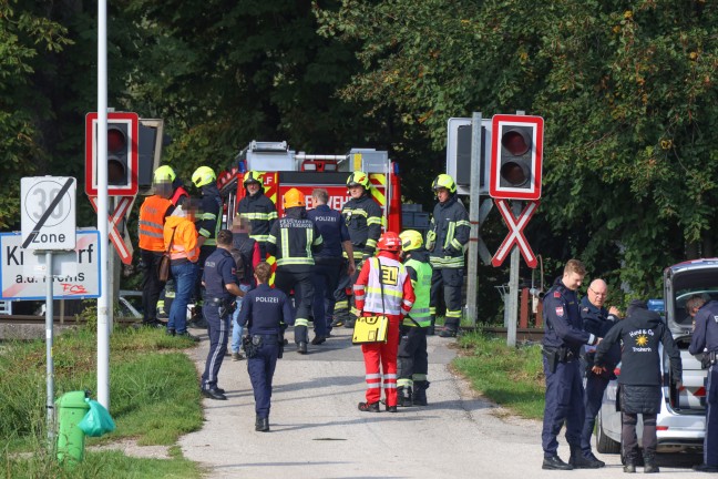 	Auto von Zug erfasst: Schwerverletzte Person bei Unfall auf Bahnbergang in Kirchdorf an der Krems