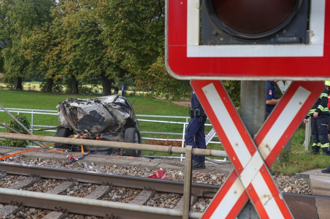 	Auto von Zug erfasst: Schwerverletzte Person bei Unfall auf Bahnbergang in Kirchdorf an der Krems