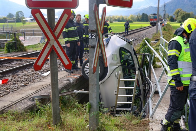 	Auto von Zug erfasst: Schwerverletzte Person bei Unfall auf Bahnbergang in Kirchdorf an der Krems