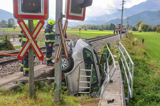 	Auto von Zug erfasst: Schwerverletzte Person bei Unfall auf Bahnbergang in Kirchdorf an der Krems