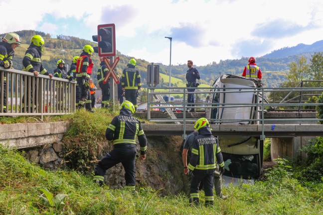 	Auto von Zug erfasst: Schwerverletzte Person bei Unfall auf Bahnbergang in Kirchdorf an der Krems