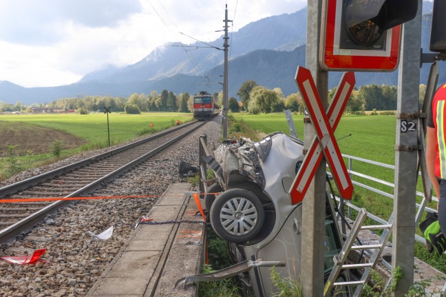 	Auto von Zug erfasst: Schwerverletzte Person bei Unfall auf Bahnbergang in Kirchdorf an der Krems