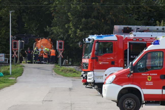 	Auto von Zug erfasst: Schwerverletzte Person bei Unfall auf Bahnbergang in Kirchdorf an der Krems