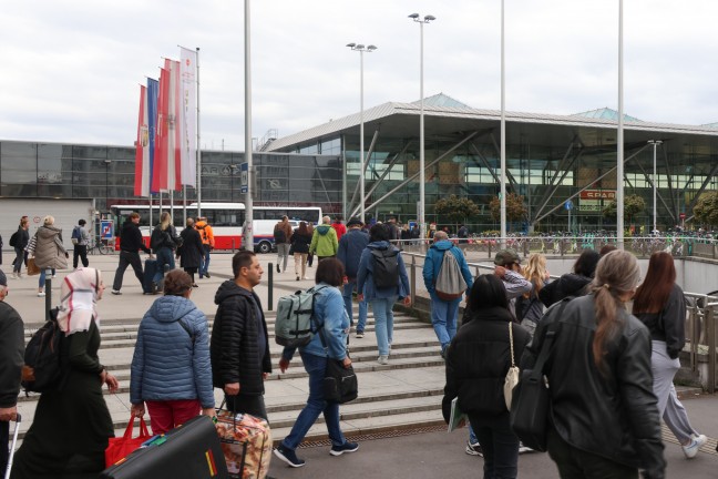 	Bombendrohung: Tausende Personen nach Drohung gegen Linzer Hauptbahnhof evakuiert