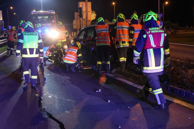 	Auto bei Unfall auf Wiener Straße bei Redlham in Verkehrsinsel gekracht