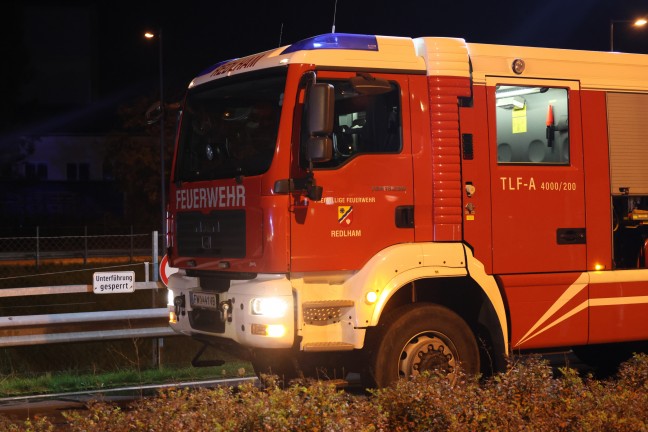 	Auto bei Unfall auf Wiener Straße bei Redlham in Verkehrsinsel gekracht