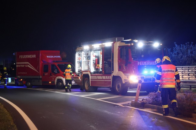 	Auto bei Unfall auf Wiener Straße bei Redlham in Verkehrsinsel gekracht