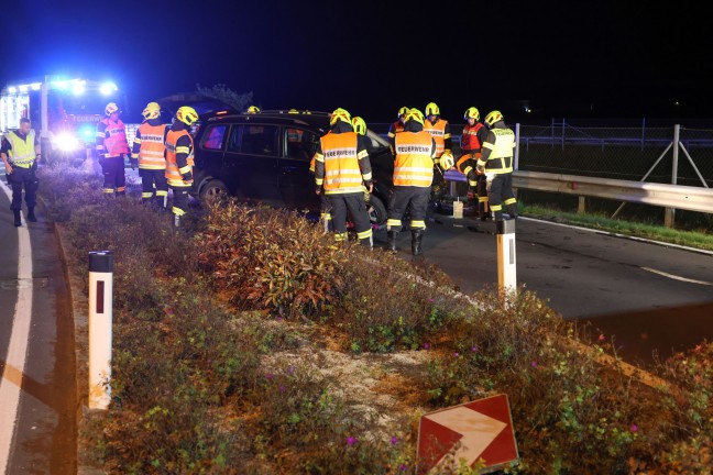 	Auto bei Unfall auf Wiener Straße bei Redlham in Verkehrsinsel gekracht