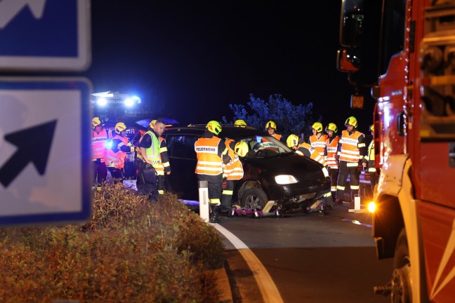 	Auto bei Unfall auf Wiener Straße bei Redlham in Verkehrsinsel gekracht