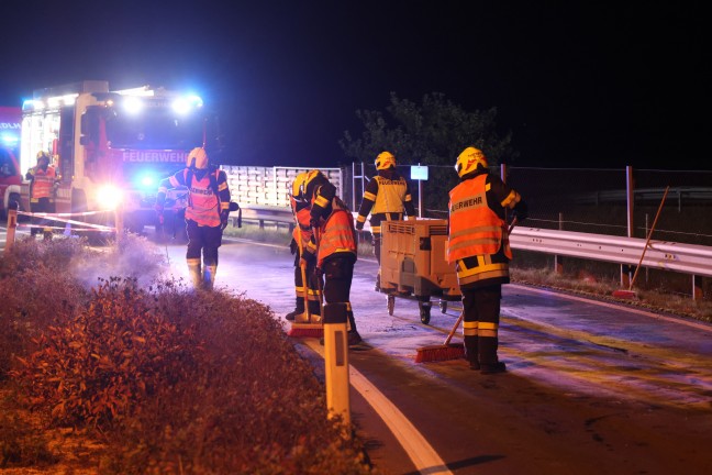 	Auto bei Unfall auf Wiener Straße bei Redlham in Verkehrsinsel gekracht