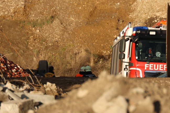 	LKW-Absturz: Schwerer Unfall mit vollbeladenem Lastwagen auf Bauschutt-Deponie in Wels-Puchberg