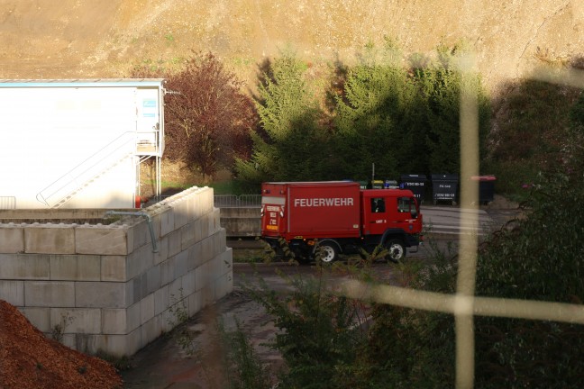 	LKW-Absturz: Schwerer Unfall mit vollbeladenem Lastwagen auf Bauschutt-Deponie in Wels-Puchberg