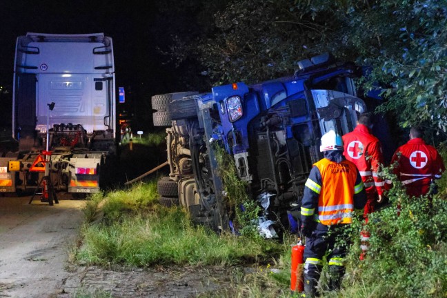 	Abschleppmanöver missglückt: LKW-Zugmaschine bei Unfall auf Westautobahn in Pucking umgestürzt