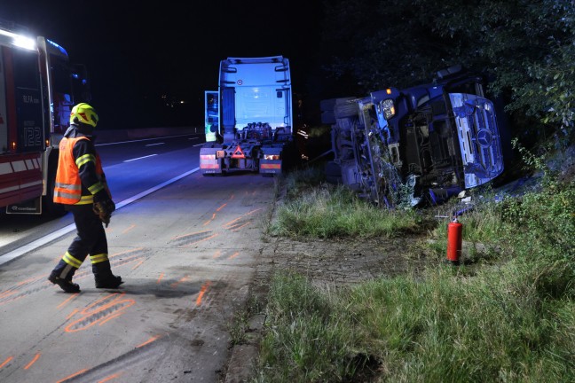 	Abschleppmanöver missglückt: LKW-Zugmaschine bei Unfall auf Westautobahn in Pucking umgestürzt