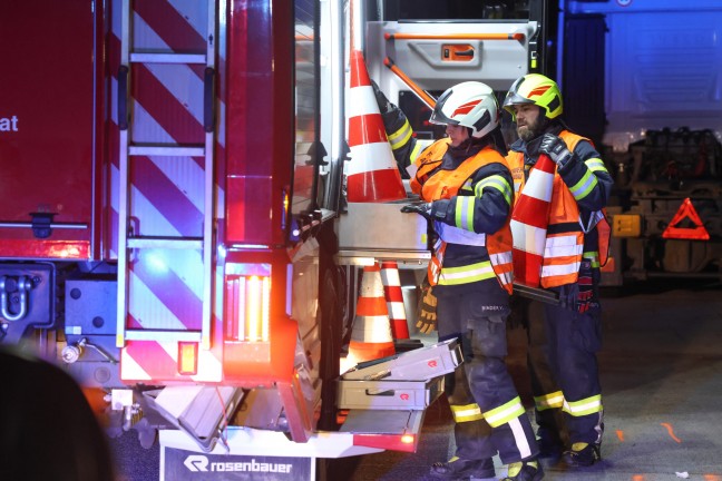 	Abschleppmanöver missglückt: LKW-Zugmaschine bei Unfall auf Westautobahn in Pucking umgestürzt