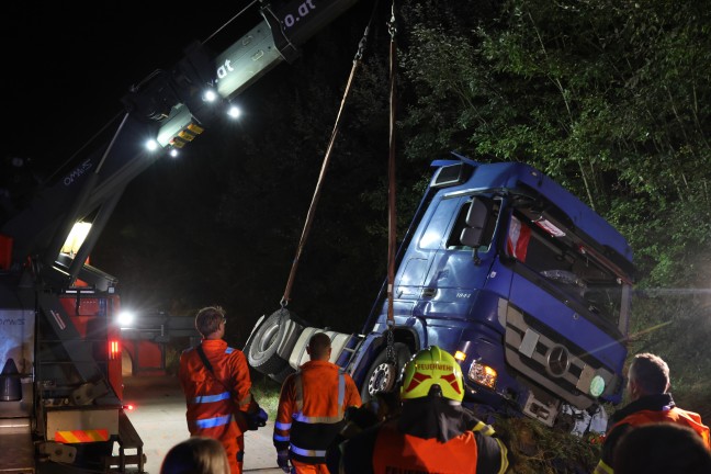 	Abschleppmanöver missglückt: LKW-Zugmaschine bei Unfall auf Westautobahn in Pucking umgestürzt