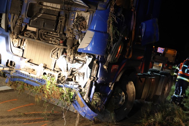 	Abschleppmanöver missglückt: LKW-Zugmaschine bei Unfall auf Westautobahn in Pucking umgestürzt