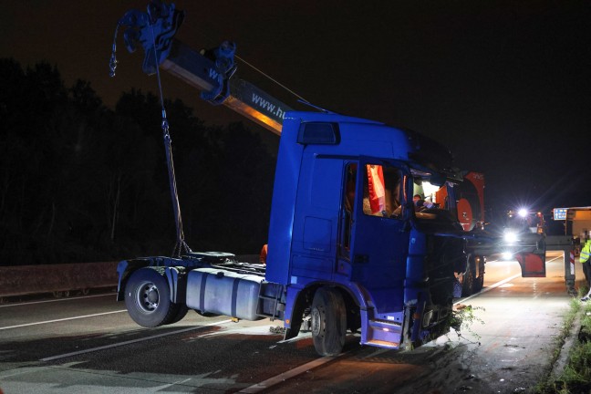 	Abschleppmanöver missglückt: LKW-Zugmaschine bei Unfall auf Westautobahn in Pucking umgestürzt