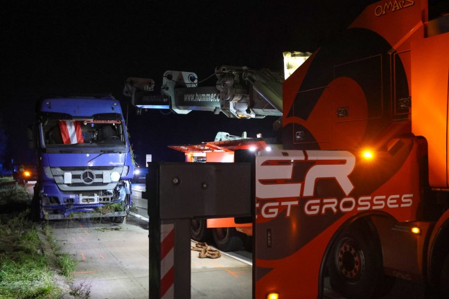 	Abschleppmanöver missglückt: LKW-Zugmaschine bei Unfall auf Westautobahn in Pucking umgestürzt