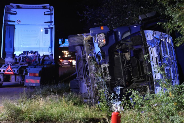 	Abschleppmanöver missglückt: LKW-Zugmaschine bei Unfall auf Westautobahn in Pucking umgestürzt