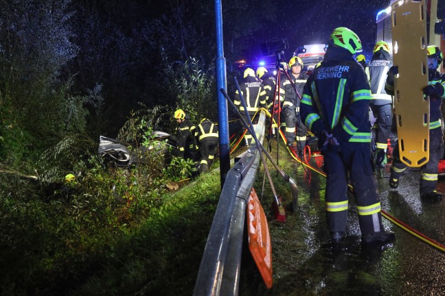 	Auto im Bach: PKW-Lenker nach schwerem Unfall bei Sierning im Unfallwrack eingeklemmt